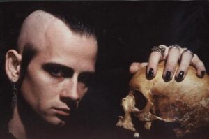Jörn Ranisch mit Totenkopf