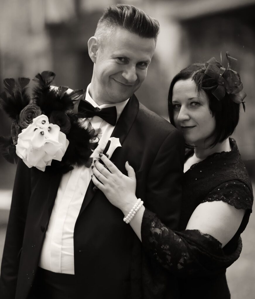 Andreas und Suzy im Hochzeitsoutfit