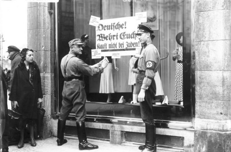 Nazis vor Schaufenster