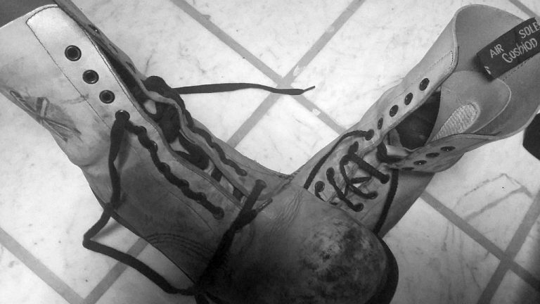 Kunst am Schuh: Schnürsenkel einfädeln