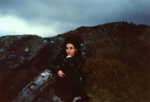 Rosa auf einem Felsen in den schottischen Highlands
