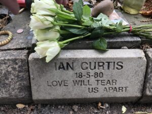 Der Grabstein von Ian Curtis im englischen Macclesfield