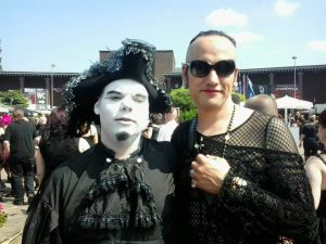 Chris und Robert, im Hintergrund das Staatenhaus