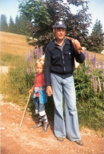 Urlaub im Schwarzwald 1980 - Mein Vater findet Schlaghosen immer noch modern und ich bin einfach nur zickig.