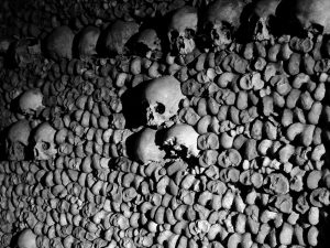 Schädelwand in den Katakomben von Paris