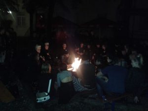 Gemütliches Beisammensein vor der Ballonfabrik