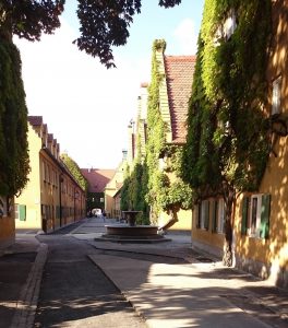 Die Fuggerei ist die älteste Sozialsiedlung der Welt (gestiftet von Jakob Fugger 1521) und bietet auch heute noch bedürftigen katholischen Augsburgern einen Wohnplatz