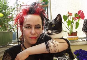 2001 - Caro mit Kater auf dem Balkon