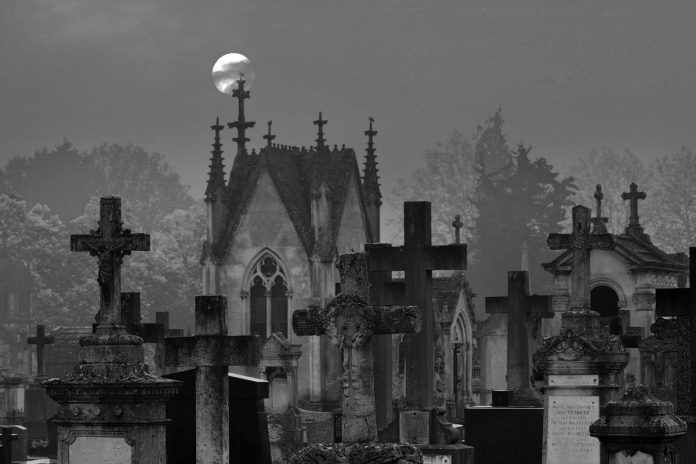 Friedhof mit Mond