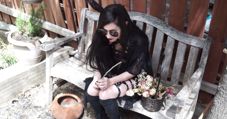 Video: Goth verdunkelt quietschbunte Osterparty