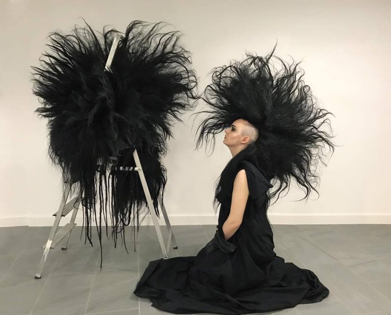 Video: Londons Goth-Fashion-Ikone Parma Ham macht sich für das Magazin „Vogue“ fertig
