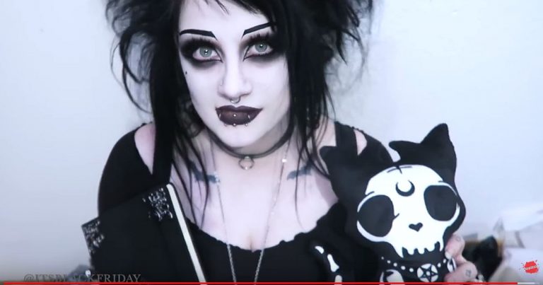 Warum YouTube-Goth Black Friday aufhören sollte, Werbung für Klamotten zu machen – Eine Seifenoper?