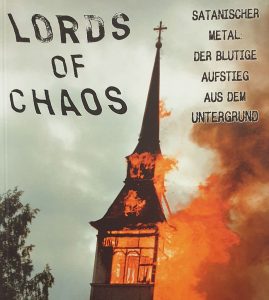 Das Buchcover von Lords Of Chaos mit einer brennenden Kirche im Hintergrund