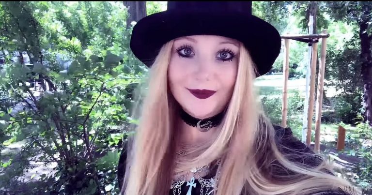 Grufti-TV: Sheena Showtime – Medizinstudentin mit Zylinder, viel Post-Punk und einer finsteren Villa