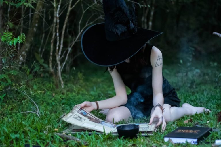#WitchTok – Spirituelle Achtsamkeit oder antisemitischer Pseudofeminismus?