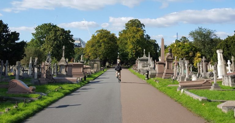 Party auf dem Friedhof: Werden die Orte der Trauer entweiht?