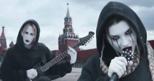 Die Band IC3PEAK auf dem roten Platz