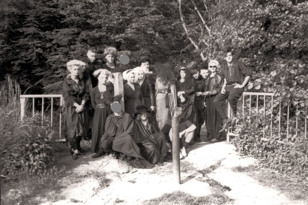 Eine Gruppe von Gruftis posieren für ein gemeinsames Bild