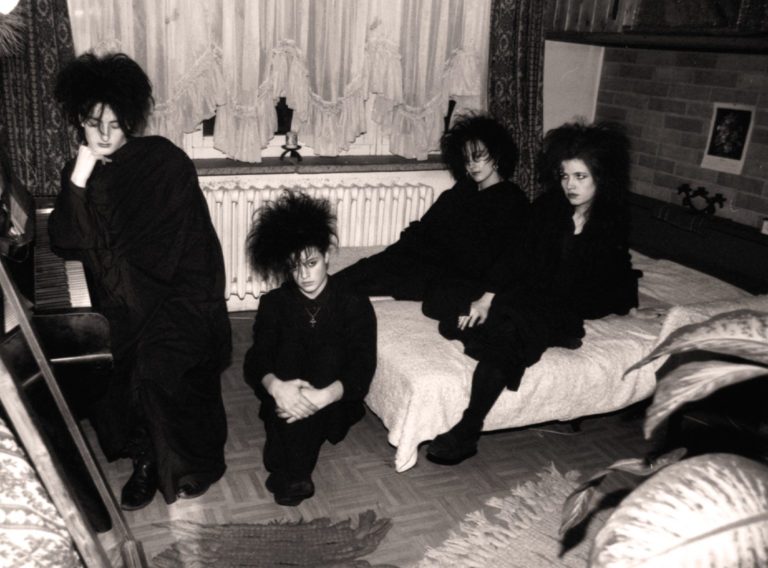 Ein Gruppe von Gruftis sitzt in einem Jugendzimmer