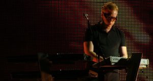 Andrew Fletcher bei einem Liveauftritt an den Keyboards