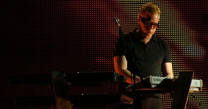Andrew Fletcher bei einem Liveauftritt an den Keyboards