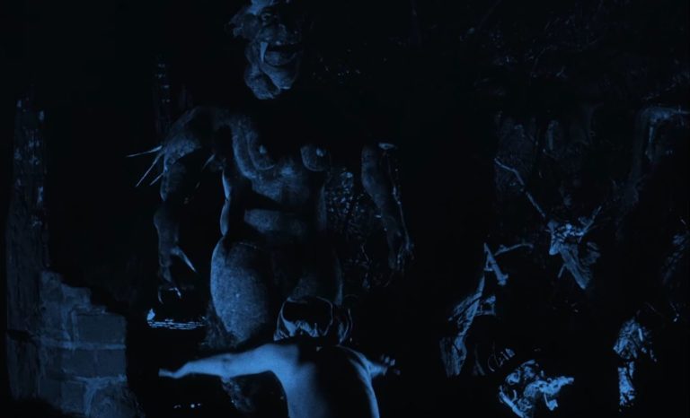 Screenshot aus dem Film der zeigt, wie ein nackte Frau den Teufel anbetet