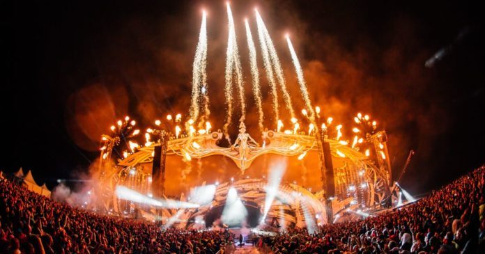 Festivalbühne mit Feuerwerk im Hintergrund
