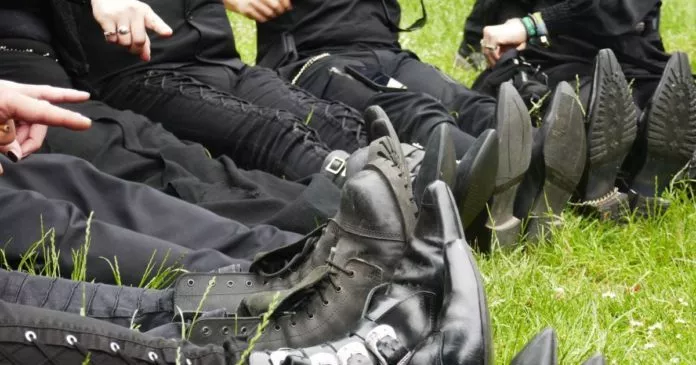 Schuhspitzen aus dem Pikes-Kreis beim Spontis-Treffen 2022