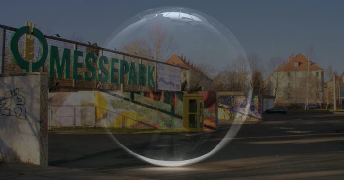 Der Eingang zum AGRA-Gelände durch eine Glaskugel betrachtet