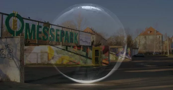 Der Eingang zum AGRA-Gelände durch eine Glaskugel betrachtet