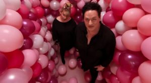 Die Band Mängelexemplar steht zwischen rosa Ballons