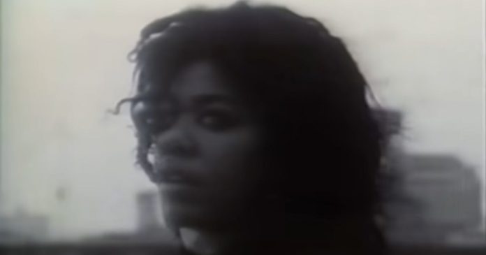 Sängerin Q Lazzarus im Video zum Song 