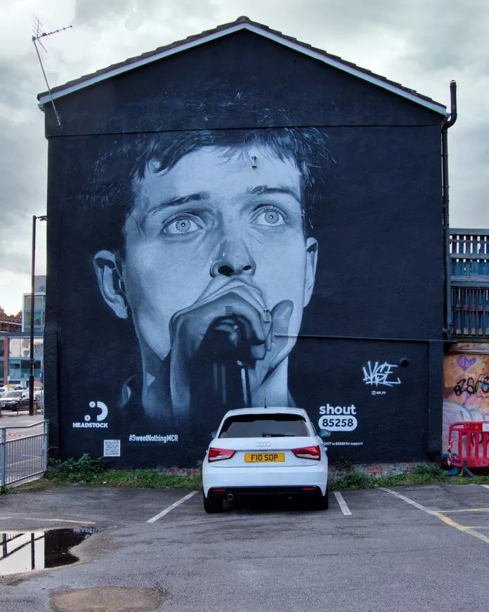 Das Mural von Ian Curtis auf einer Hauswand in Manchester