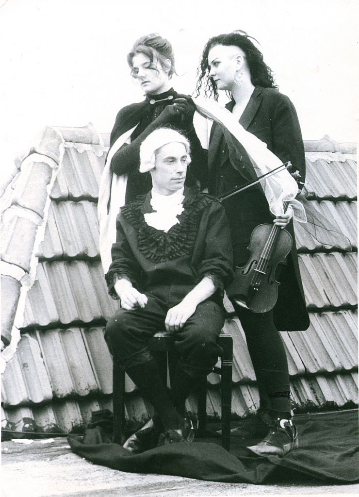 Die drei Bandmitglieder auf einem Dach in Berlin