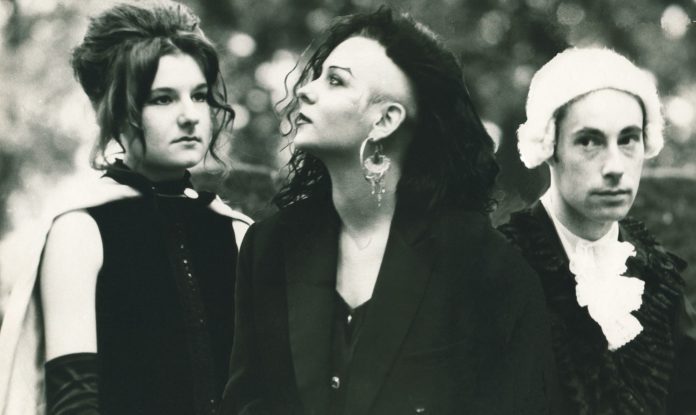 Die drei Bandmitglieder von Charitona