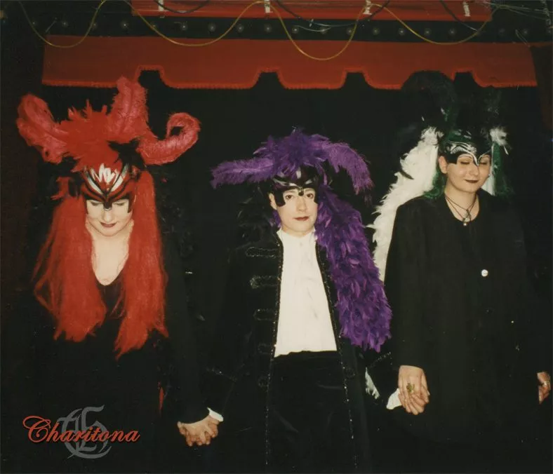 Die Band Charitona mit ihren Federmasken