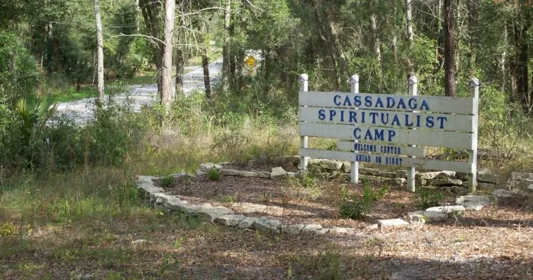 Hinweisschild auf das Spirituellen-Camp in Cassadaga
