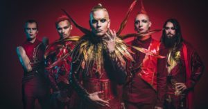 Die Bandmitglieder im Bühnenoutfit