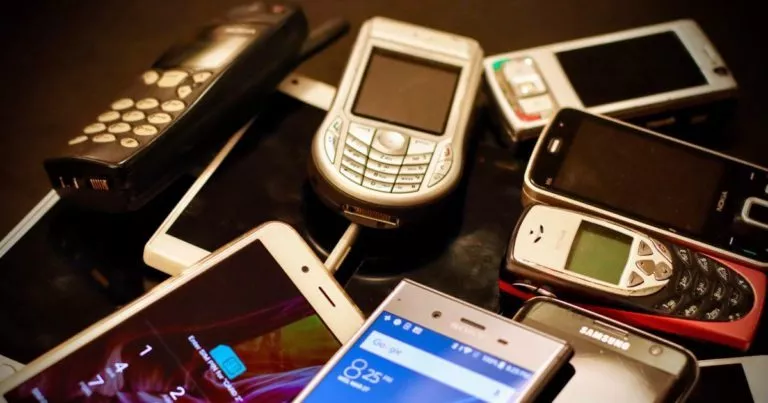 Ein Haufen der unterschiedlichsten Handys und Smartphones