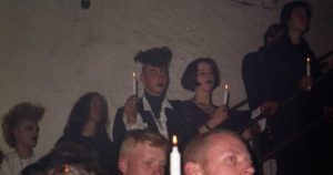 Zwei Gruftis halten bei einem Konzert von Goethes Erben eine Kerze in der Hand
