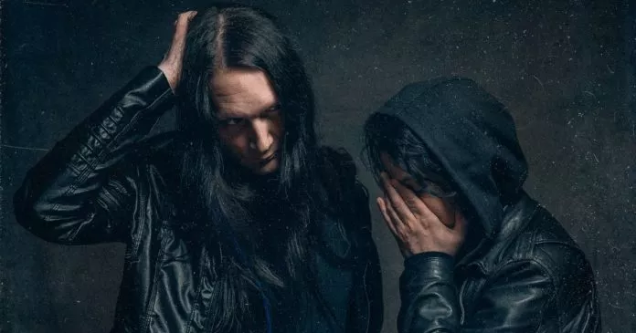 Die beiden Bandmitglieder von Deathdrift posieren für ein Pressebild