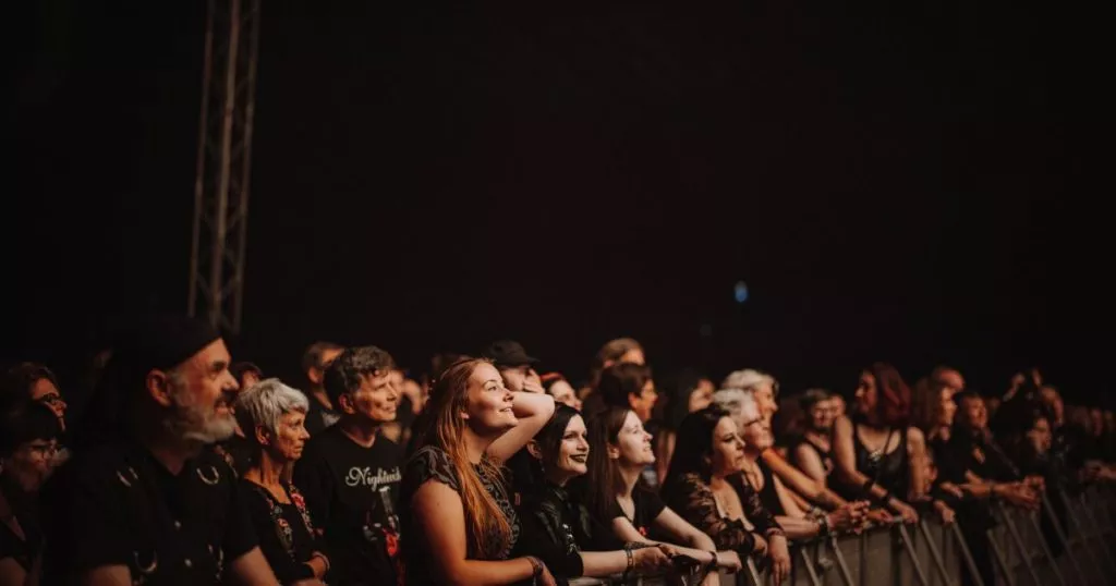 Das Publikum vor der Bühne eines Konzerts auf dem Plage Noire Festival 2022