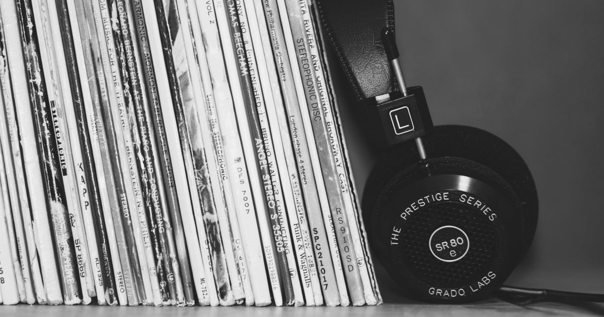 Ein Schallplattenregel mit einigen Schallplatten und einem angelehnte Kopfhöhrer