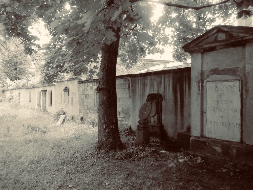 Friedhofsmauer und historische Grabstätten auf dem Alten Johannisfriedhof Leipzig Friedhofsmauer mit alten Gräbern auf dem Alten Johannisfriedhof Leipzig