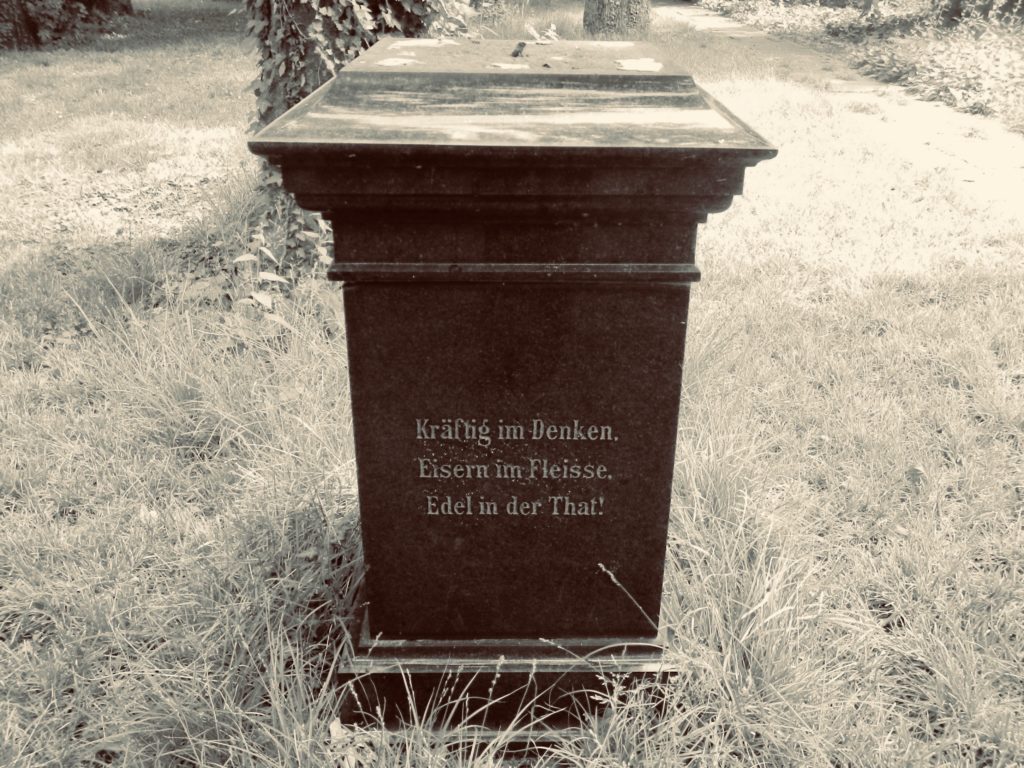Historischer Grabstein mit Inschrift auf dem Alten Johannisfriedhof Leipzig Grabstein mit Inschrift auf dem Alten Johannisfriedhof Leipzig