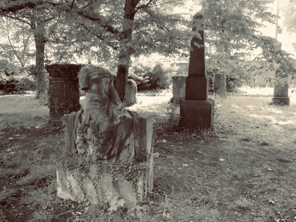 Statue und Grabkunst unter Bäumen auf dem Alten Johannisfriedhof Leipzig Statue und alte Grabmale auf dem Alten Johannisfriedhof Leipzig