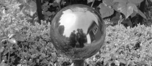 Eine silberene Kugel, in der sich die Autoren des Artikels spiegeln.