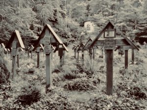 Kreuzfeld mit Holzkreuzen und Soldatenbildern an der Buchenwald-Gedenkstätte Altenmarkt