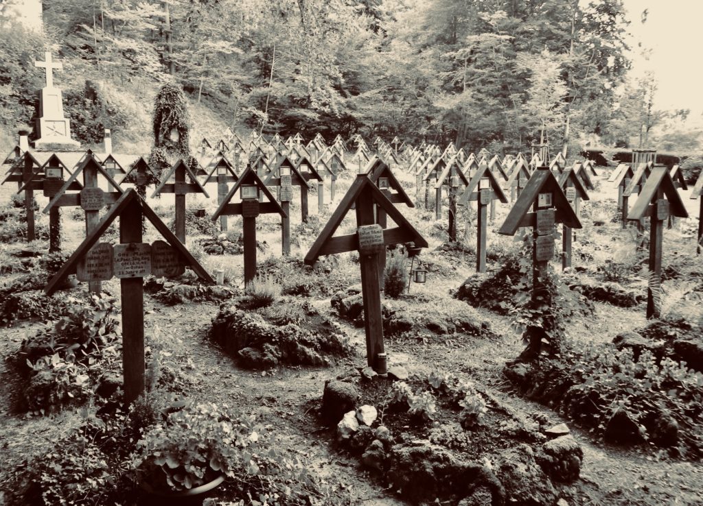 Kreuzfeld mit Holzkreuzen und Gedenkkreuz an der Buchenwald-Gedenkstätte Altenmarkt