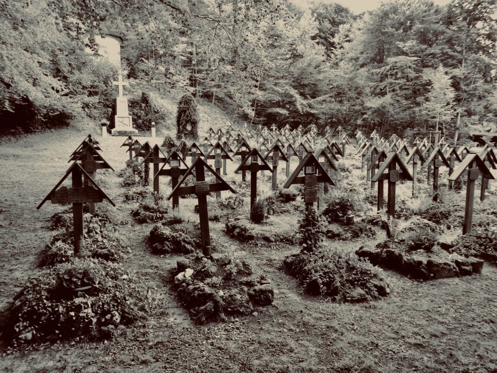 Kreuzfeld der Buchenwald-Gedenkstätte Altenmarkt mit Holzkreuzen und Gedenkkreuz